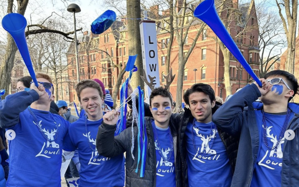 照片中的5名男子穿着蓝色的洛厄尔学院衬衫和呜呜祖拉角