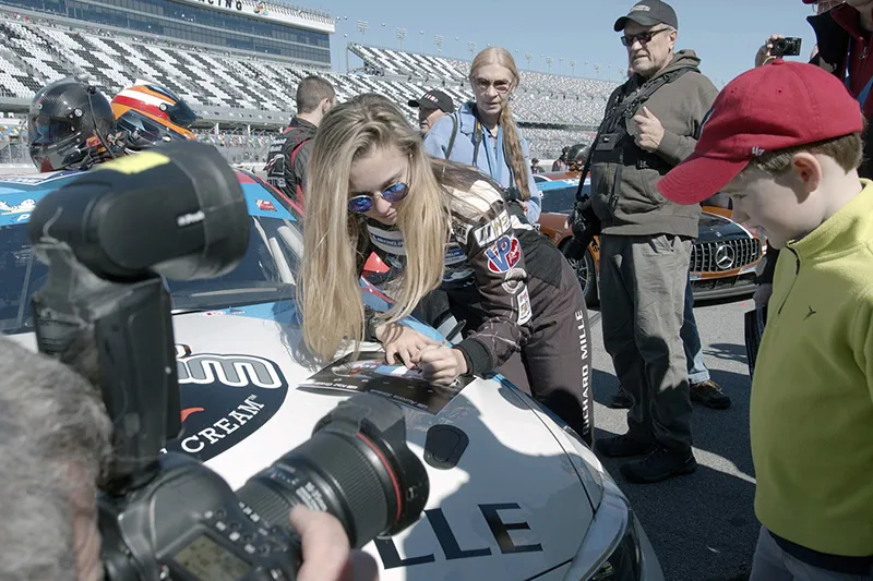 Aurora Straus ’22 signing autographs after race