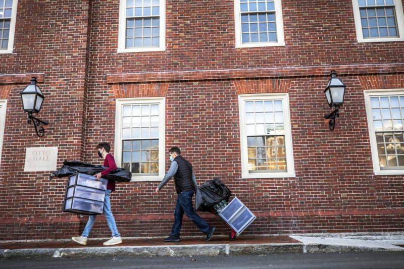 Drew Kelner ’22 moved into Lowell House with help from his dad, Mike Kelner, of Pembroke, Mass. Jan. 20 was the first day of move-in day for spring 2021 at Harvard University.