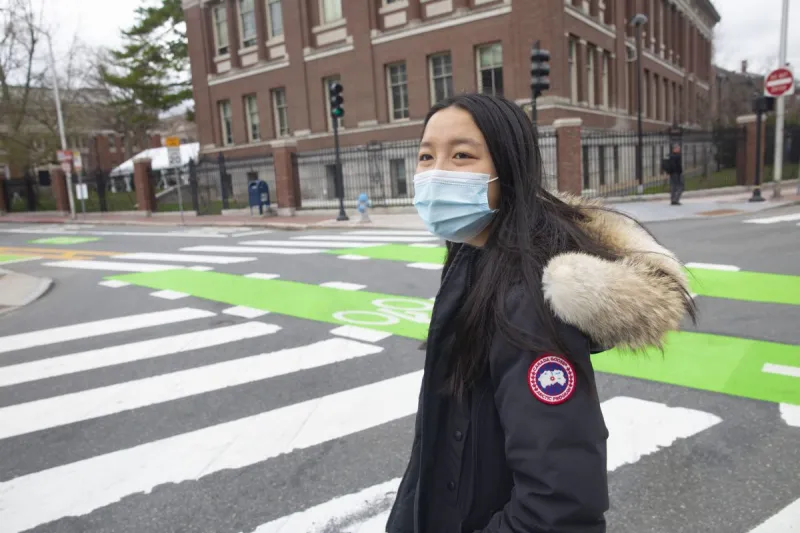 Tina Lu ’21 examined symptom internet searches early in the pandemic and scored how well they later matched clinical symptoms of COVID-19.