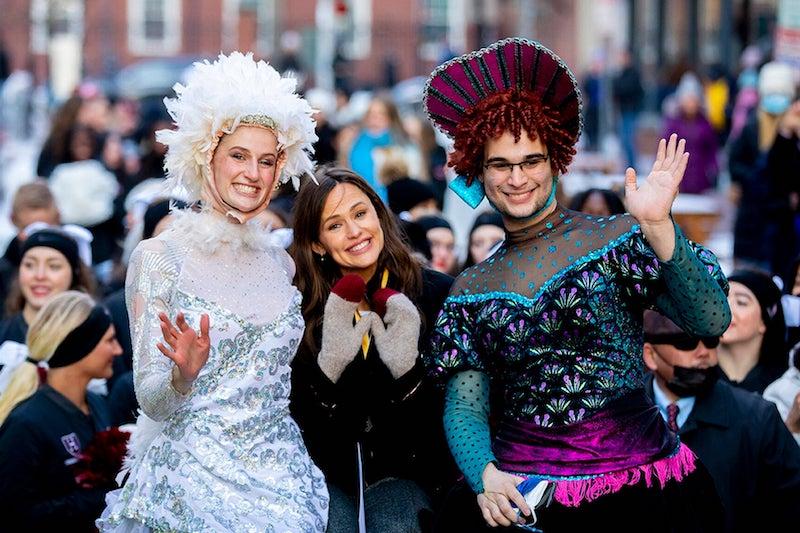 Hasty Pudding Woman of the Year Jennifer Garner, flanked by Lyndsey Mugford and Nick Amador, parades through Harvard Square.