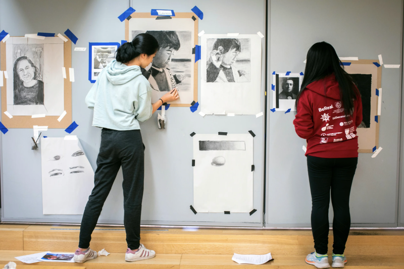 students create a charcoal drawing of someone important to them. Lauren Chen ’24 (left) and Minjue Wu ’22 work on their portraits.