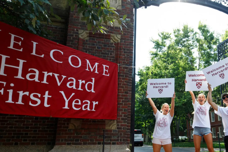 Seniors Katrina Geiersbach (from left), Cecilia Nakfoor, and Nico Vasquez welcome the first-years at Johnston Gate.