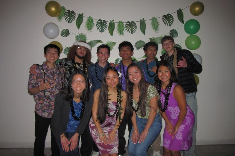 The students of the Harvard Undergraduate Hawaii Club crowded together.