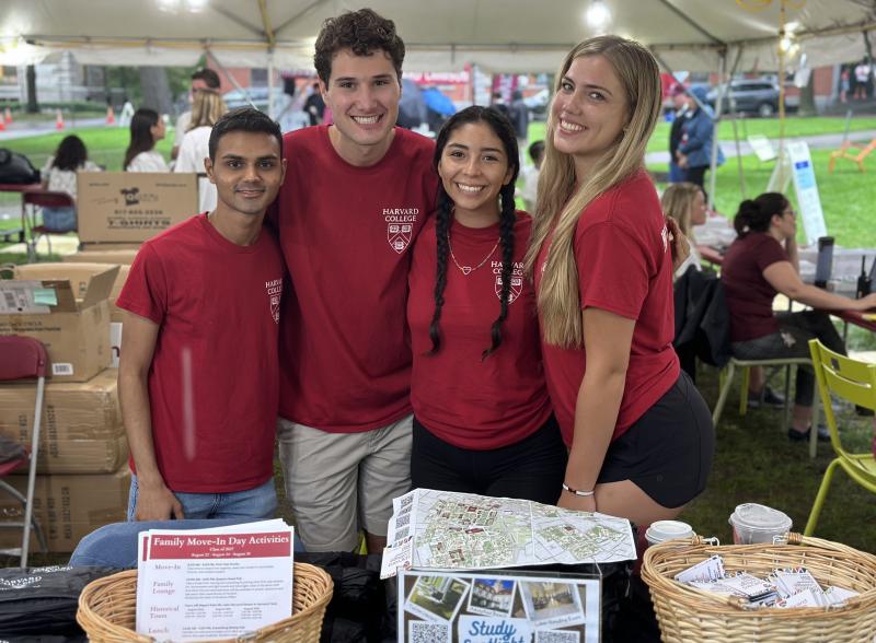 Student volunteers help students move in