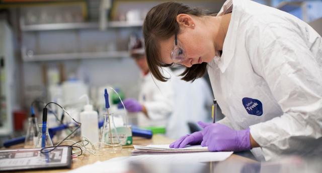 student in a lab during a class in wintersession