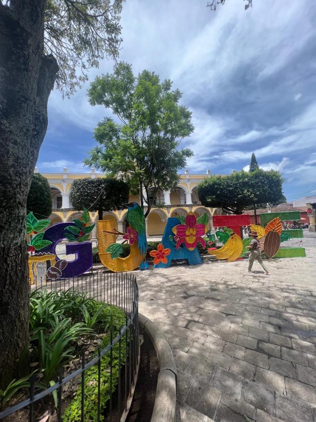 Picture of a sign reading "Guate"