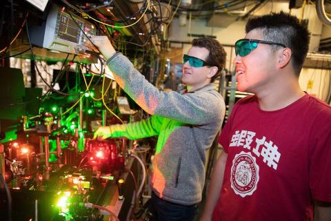 2 students working with lasers in the Doyle Lab at Harvard University