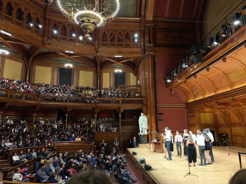 Performance by students on stage of Visitas