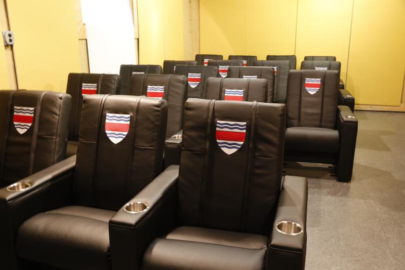 Movie theatre like chairs with the Eliot House insignia 