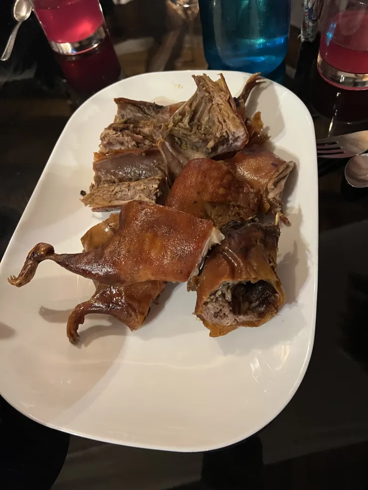 A picture of a plate of cuy
