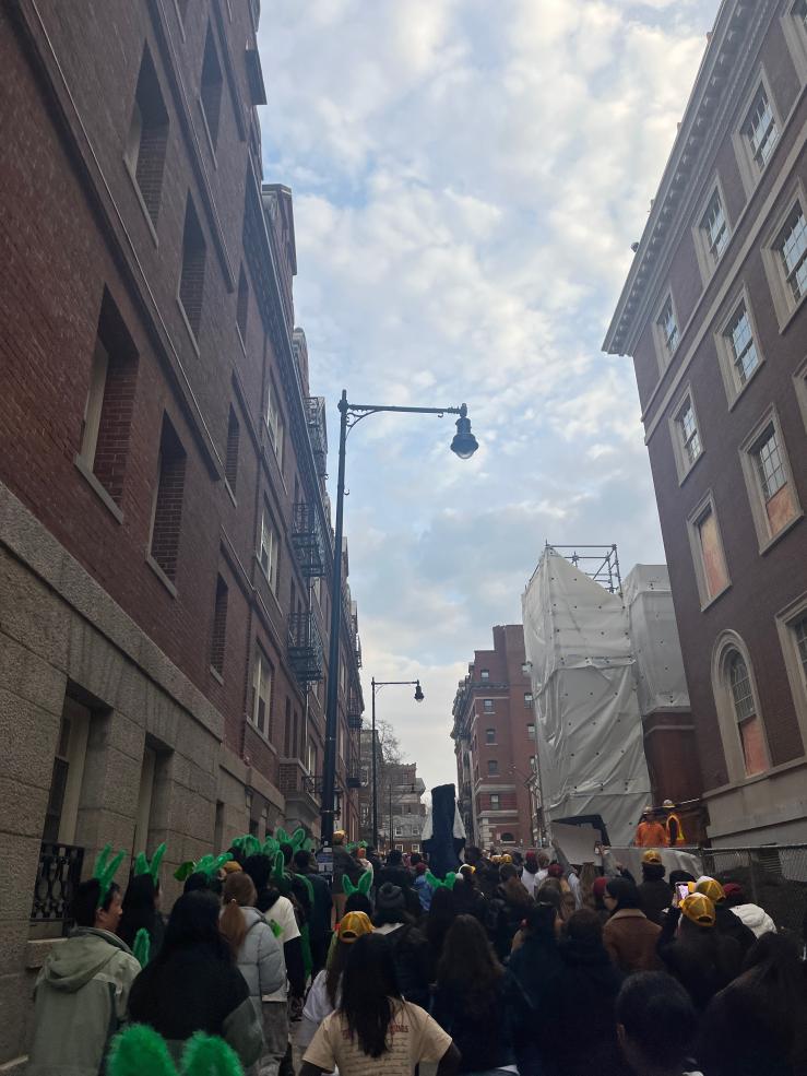 Large crowd of students walking towards Harvard Yard.
