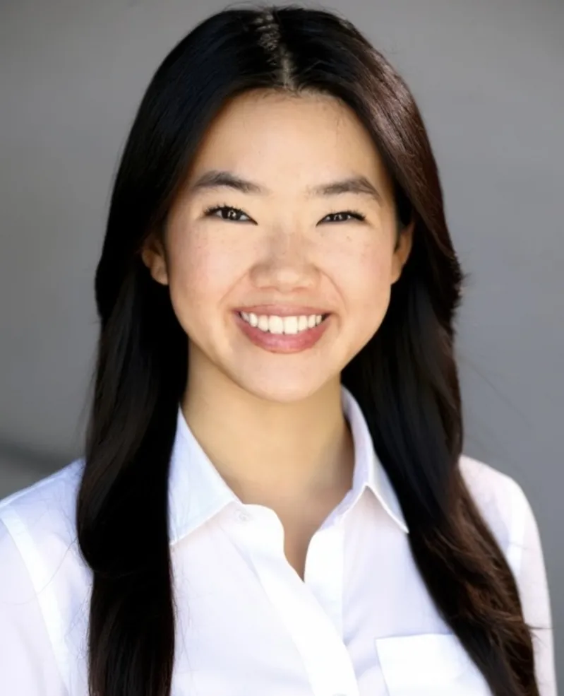 Headshot of Lauren