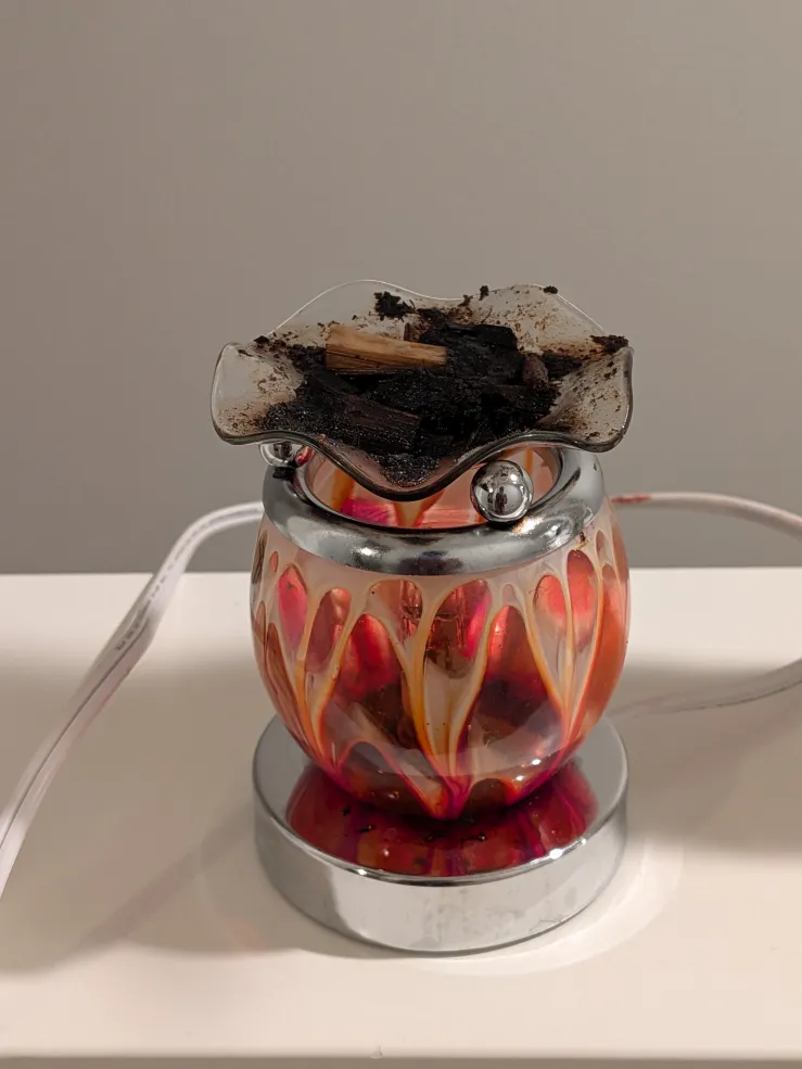 A picture of an incense burner in Rahma's home.