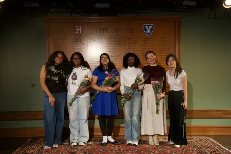 In the picture, student speakers, performers and the foundation staff took a group picture with the student performers given fresh flowers