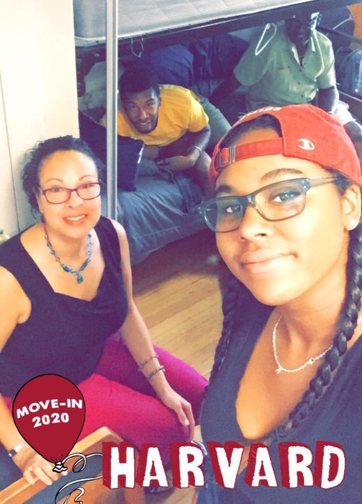 student and her family moving into her freshman dorm room 