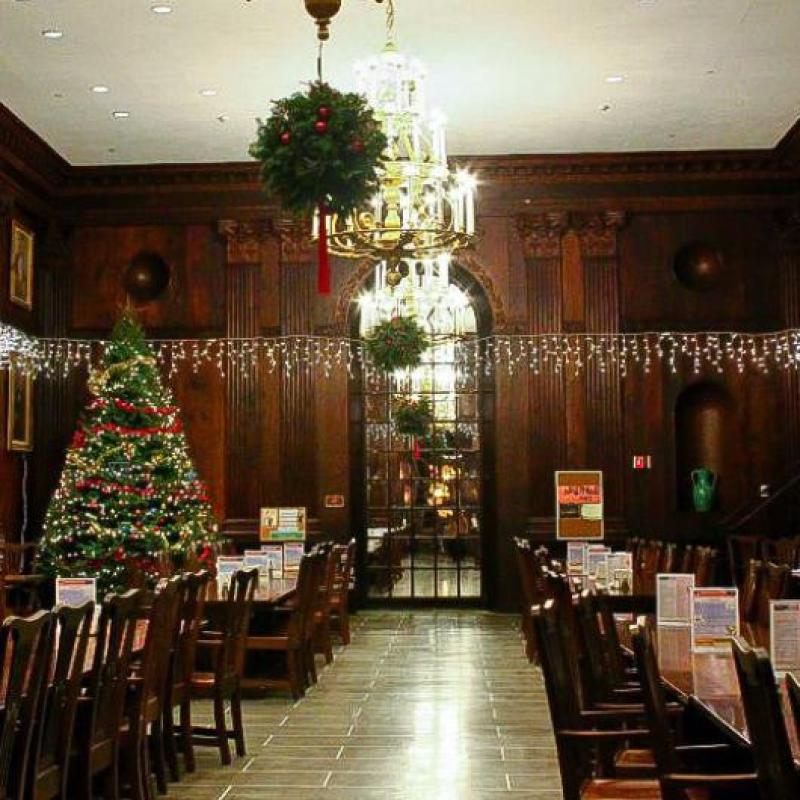 Dunster Dining Hall für die Weihnachtszeit geschmückt