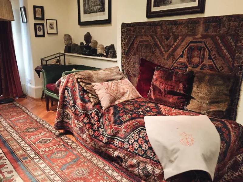 Sigmund Frued's analytical couch in a museum exhibit