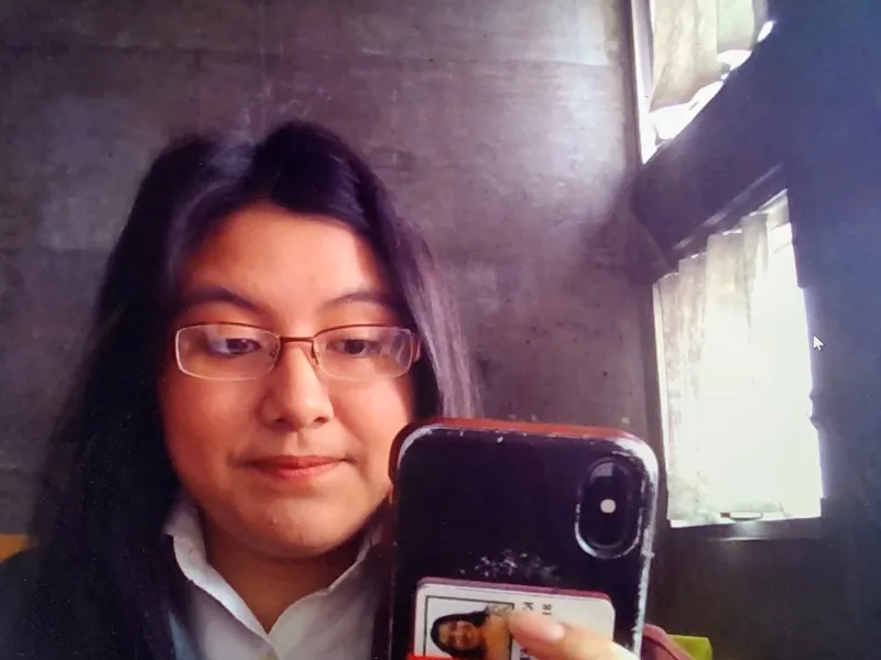 A girl taking up a selfie on Zoom. 