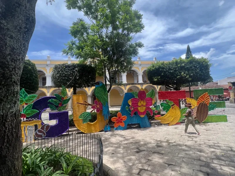 Picture of a sign reading "Guate"