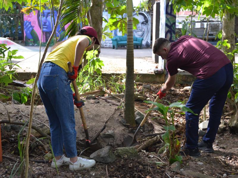 Maria Clara Souza Rocha ‘29 and Benjamin Mujkic ‘29 shoveling out debris from a coastal forest next to a skate park in Luquillo.
