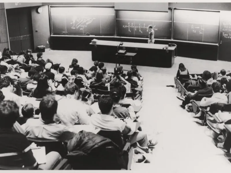 A black and white image of a packed lecture hall in 1986.