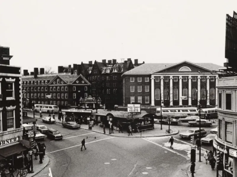 A black and white aerial photo of the corner of Harvard Square in 1986.