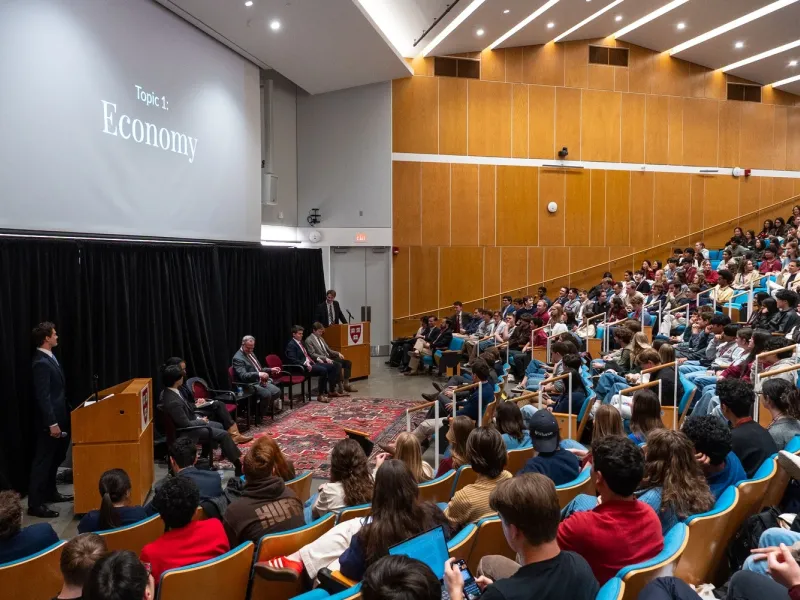 A packed auditorium of students during a Visitas debate.