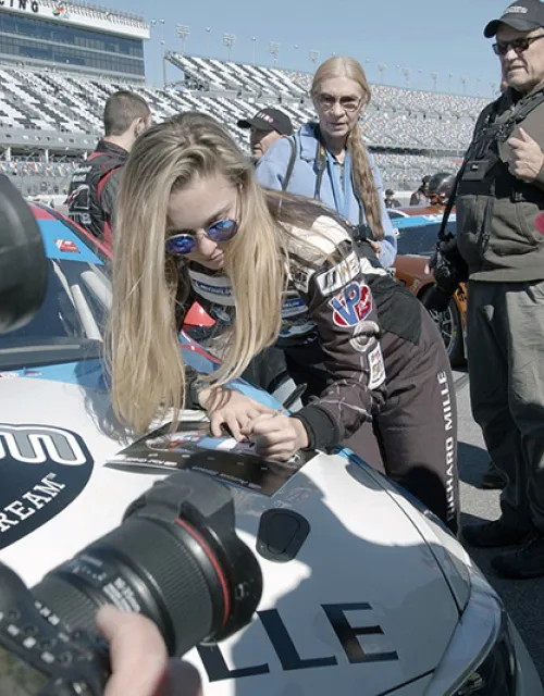 Aurora Straus ’22 signing autographs after race