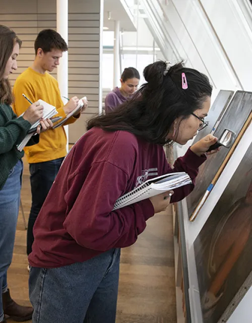 Shawon Kinew leads a first-year seminar