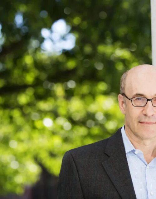 A portrait of Kenneth Rogoff, professor of public policy and economics.