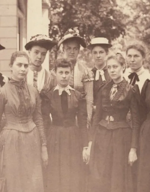 A small group of women created an organization known as the Harvard Annex. A photo from 1890 shows the Class of 1893.