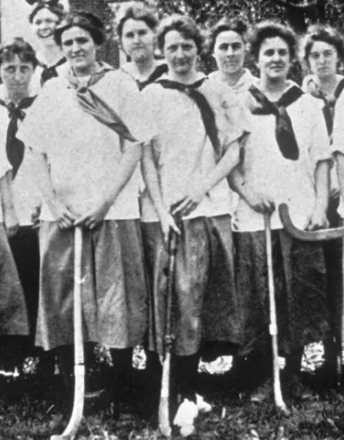 Radcliffe 1915 women's hockey team.