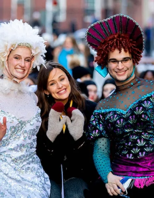 Hasty Pudding Woman of the Year Jennifer Garner, flanked by Lyndsey Mugford and Nick Amador, parades through Harvard Square.