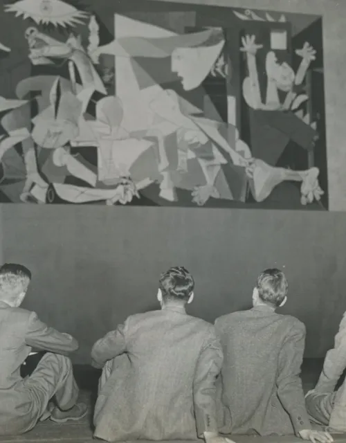 Harvard students view “Guernica” at the former Fogg Art Museum in 1941.