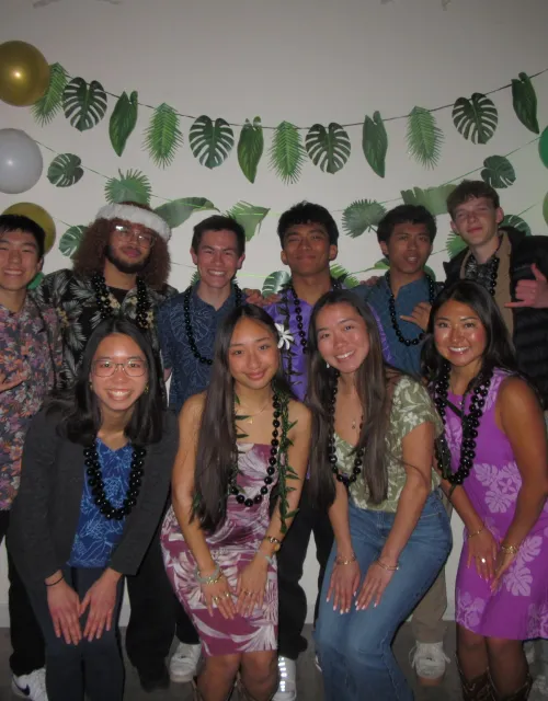 The students of the Harvard Undergraduate Hawaii Club crowded together.
