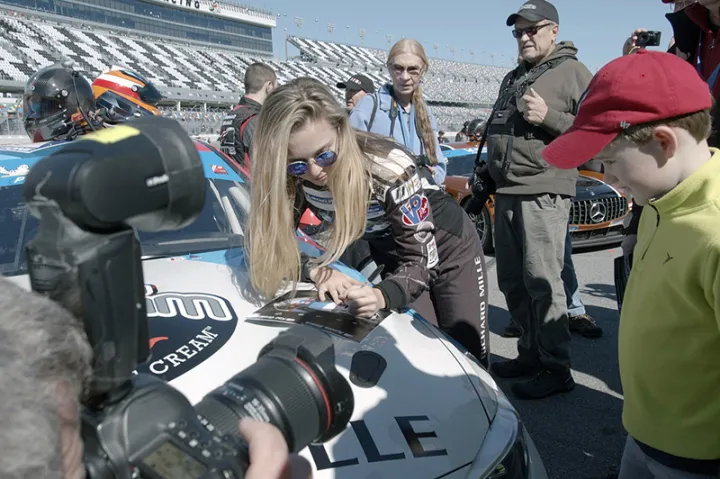 Aurora Straus ’22 signing autographs after race
