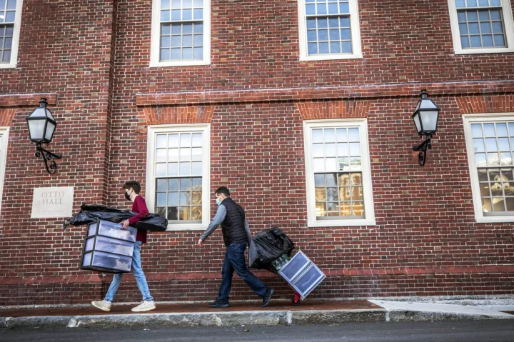 Drew Kelner ’22 moved into Lowell House with help from his dad, Mike Kelner, of Pembroke, Mass. Jan. 20 was the first day of move-in day for spring 2021 at Harvard University.