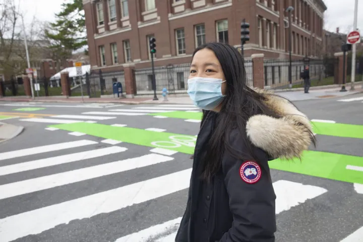 Tina Lu ’21 examined symptom internet searches early in the pandemic and scored how well they later matched clinical symptoms of COVID-19.