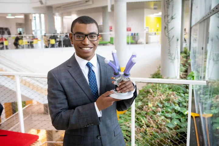 Randy St. Louis, S.B. '22, built a four-fingered robotic hand that can scan and determine the best finger arrangement to safely lift objects for his senior capstone project