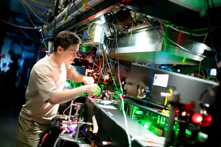 Andrew Winnicki, a rising senior studying physics and math, works with lasers in the Doyle Lab.