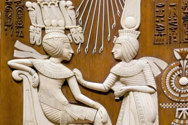 King Tutankhamun's throne was gilded and inset with precious stones. The 1929 reproduction, made of teak with ivory and mother-of-pearl inlays, faithfully replicates the iconography of the original.