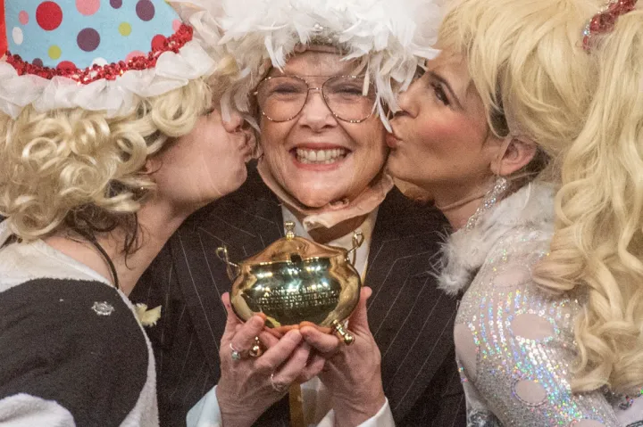 Annette Bening gets a Hasty kiss after earning her Pudding Pot.