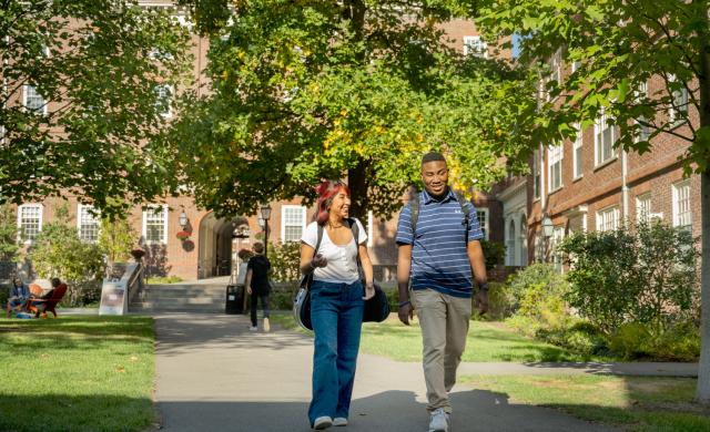 Students walking through Winthrop House Courtyard 