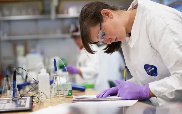 student in a lab during a class in wintersession
