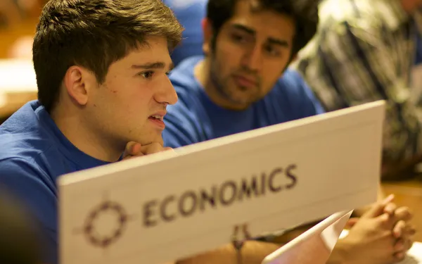 2 students at the economics table at the advising fair