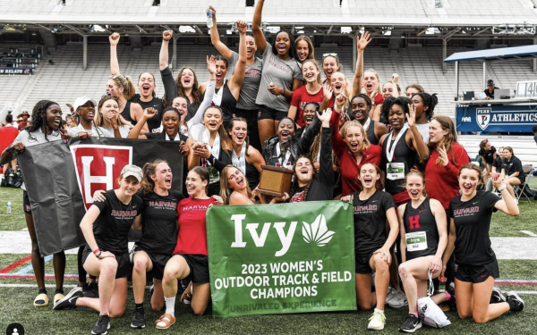 Women&#039;s track and field champions team shot