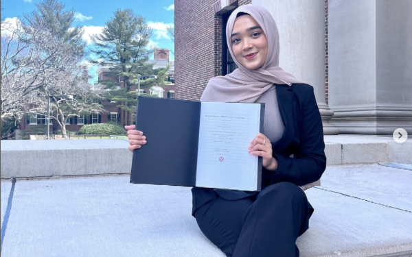 Sadia Laisa '23 with her thesis