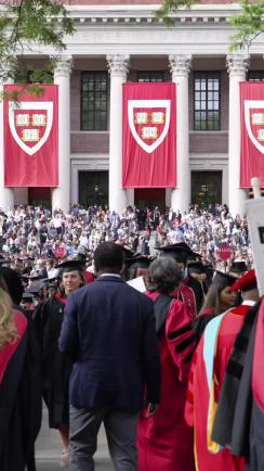 Image of @harvardadmissions Commencement Hustle. 👀 peep Jacinda Arden as the 2022 Commencement Speaker! #commencement #harvardgrad #harvard2022 #classof2022🎓 #harvardyard #newzealand #jacindaardern #fyp ♬ GOOD VIBES - Ellen Once Again